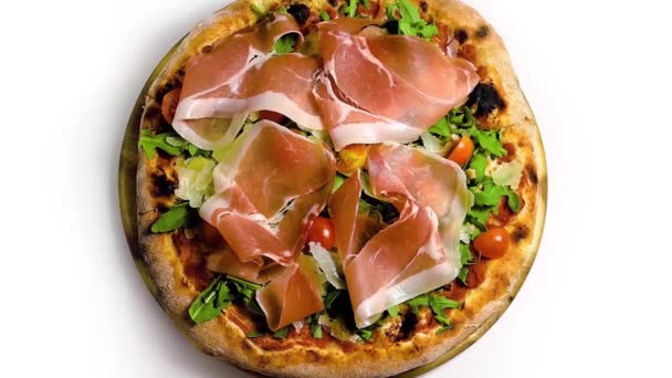 Pizza Pomidorem Rucolą Surowa Szynka Włoska Jedzenie Rotacja Izolowane Biały — Wideo stockowe