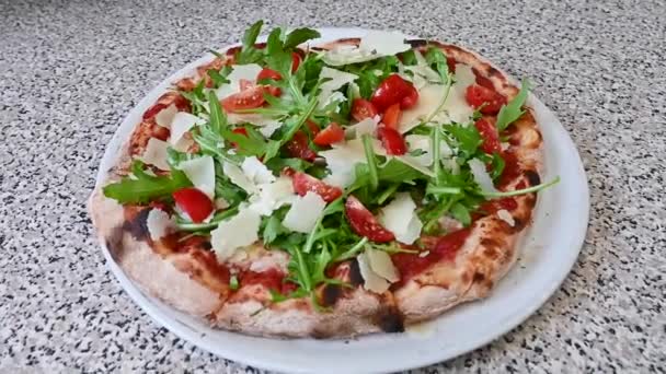 Pizza Med Tomat Och Rucola Skinka Italy Matrotation Isolerad Vit — Stockvideo