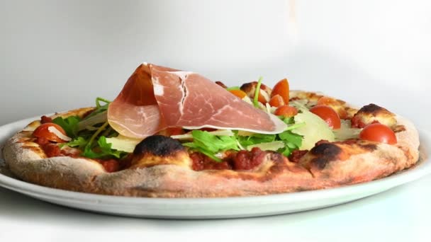 Pizza Med Tomat Och Rucola Skinka Italy Matrotation Isolerad Vit — Stockvideo