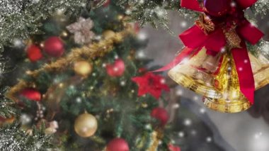 Noel karı, çanlar, ağaç süslemeli pencere