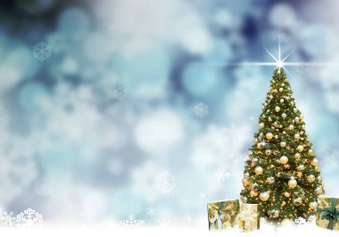 Altın Noel ağacı topları kızak, soyut Mavi arka plan karı