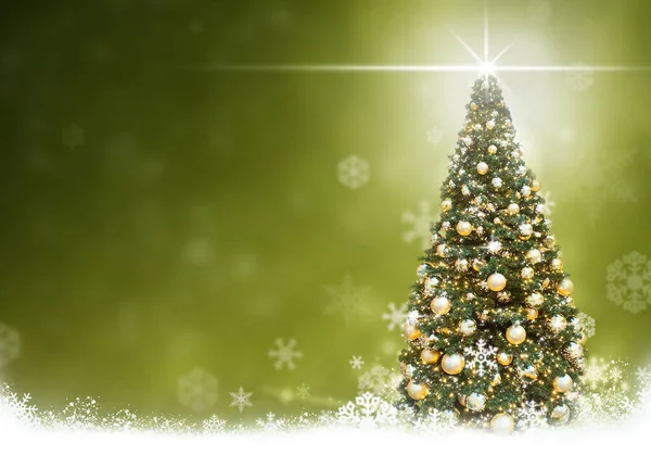 Altın Noel ağacı topları, soyut yeşil arkaplan karı