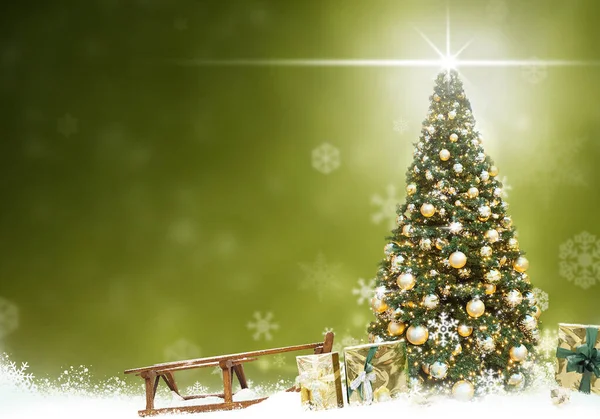 黄金のクリスマスツリーボールそり抽象的な緑の背景雪 — ストック写真