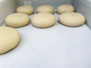 Hamuru pizza ve teraziye hazırlıyorum.