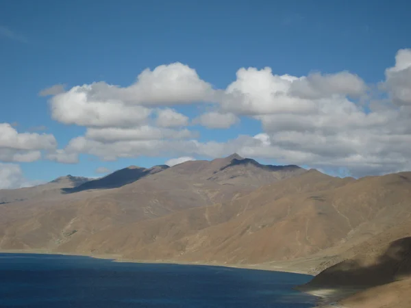 Горный ландшафт Тибета — стоковое фото