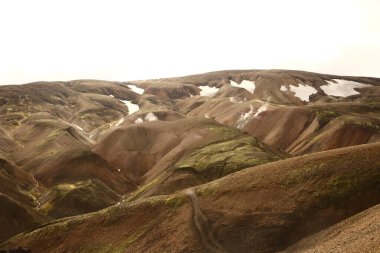 İzlanda 'nın kalbinde yeşil dağlar