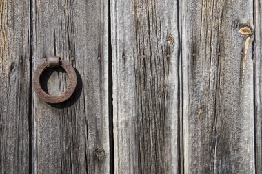 Eski bir evin kırsal kapısı.