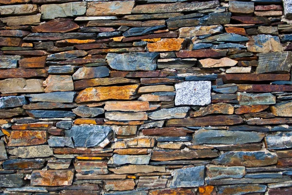 Bir evin kırsal kayalık duvarları