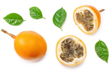 Granadilla ya da yeşil yapraklı sarı çarkıfelek meyvesi, beyaz arka planda. Egzotik meyve. tam alan derinliği