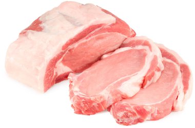 Beyaz arka planda izole edilmiş dilimlenmiş çiğ domuz eti. Kırpma yolu ile. tam alan derinliği.