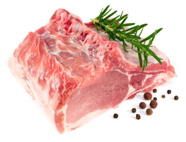 Beyaz arka planda izole edilmiş biberiyeli çiğ domuz eti. kırpma yolu