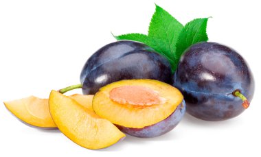 Yeşil yapraklı taze erik meyvesi ve beyaz arka planda izole edilmiş erik dilimleri. Kesme yolu.