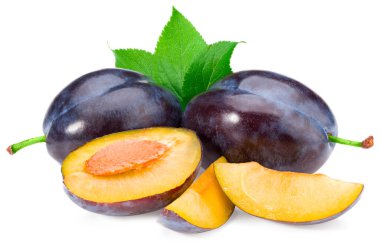 Yeşil yapraklı taze erik meyvesi ve beyaz arka planda izole edilmiş erik dilimleri. Kesme yolu.