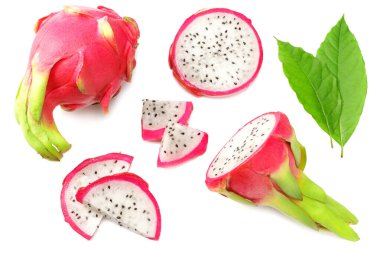 Dilimlenmiş olgun ejderha meyvesi beyaz arka planda izole edilmiş. Pitaya veya Pitahaya