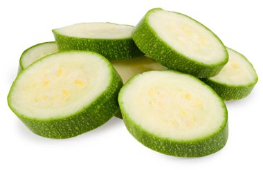 Taze yeşil kabak ya da beyaz arka planda izole edilmiş kemik iliği dilimleri. Tam alan derinliği. kırpma yolu