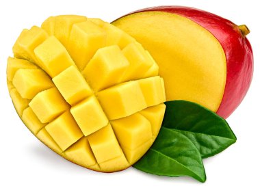 Dilimlenmiş mango ve beyaz arka planda yeşil yapraklar. Egzotik meyve. kırpma yolu