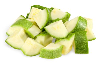 Taze yeşil kabak ya da beyaz arka planda izole edilmiş kemik iliği dilimleri. Tam alan derinliği. kırpma yolu