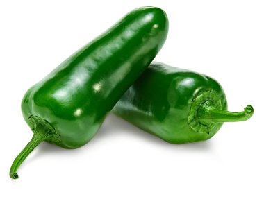 Jalapeno biberleri beyaz arka planda izole edilmiş yıllık Capsicum meyveleri. kırpma yolu
