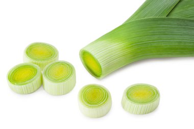 Pırasa beyaz arka planda izole edilmiş. kırpma yolu ile