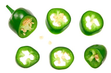 Dilimlenmiş jalapeno biberleri beyaz arka planda izole edilmiş. Yeşil biber. Capsicum Annuum. en üstteki görünüm
