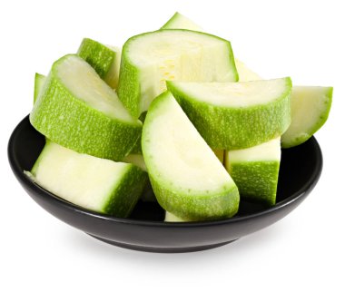 Taze yeşil kabak ya da beyaz arka planda izole edilmiş kemik iliği dilimleri. Tam alan derinliği. kırpma yolu