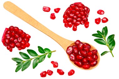 Beyaz arka planda izole edilmiş tahta kaşıkta nar tohumları. Üst Manzara. Nar meyvesi..