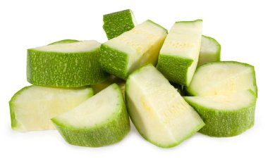 Taze yeşil kabak ya da beyaz arka planda izole edilmiş kemik iliği dilimleri. Tam alan derinliği. kırpma yolu