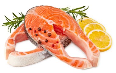 Bir dilim çiğ balık, somon, alabalık, biftek, beyaz arka planda izole edilmiş, kırpma yolu, tam derinlik