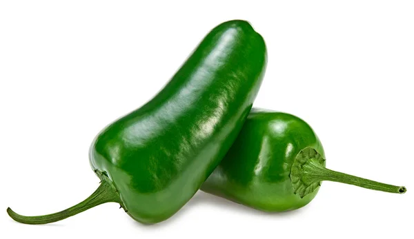 Jalapeno biberleri beyaz arka planda izole edilmiş yıllık Capsicum meyveleri. kırpma yolu