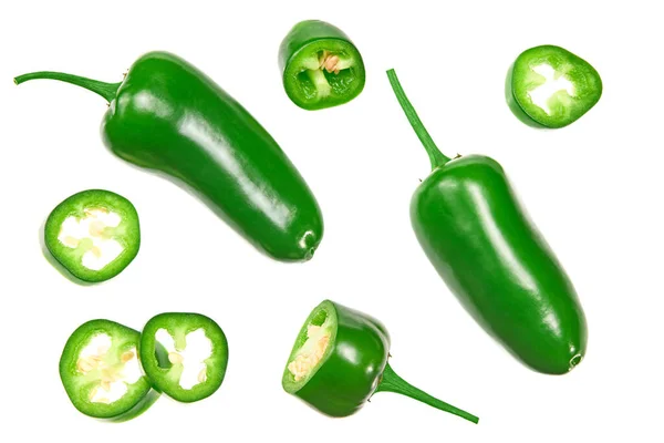 Dilimlenmiş jalapeno biberleri beyaz arka planda izole edilmiş. Yeşil biber. Capsicum Annuum. en üstteki görünüm