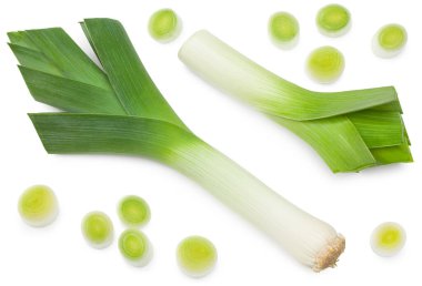 Dilimlenmiş pırasa beyaz arka planda izole edilmiş. Kırpma yolu ile. en üstteki görünüm