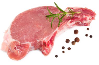 Beyaz arka planda izole edilmiş dilimlenmiş çiğ domuz eti. kırpma yolu