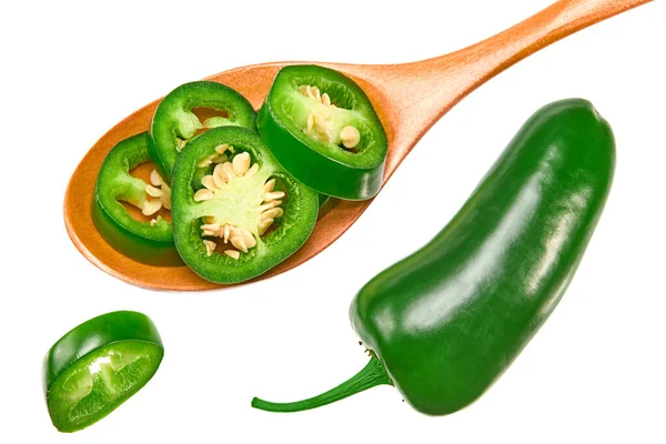 Gesneden Jalapeno Paprika Met Houten Lepel Geïsoleerd Witte Achtergrond Groene — Stockfoto
