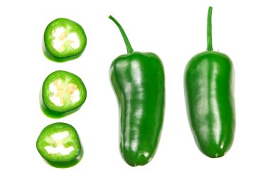 Dilimlenmiş jalapeno biberleri beyaz arka planda izole edilmiş. Yeşil biber. Capsicum Annuum. en üstteki görünüm