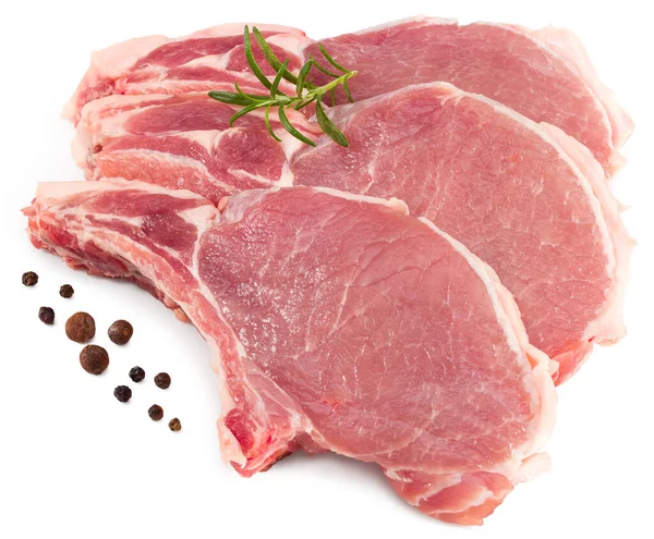 Beyaz arka planda çiğ domuz eti. kırpma yolu