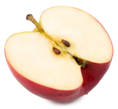 Kırmızı elmanın yarısı beyaz arka planda izole edilmiş. kırpma yolu.