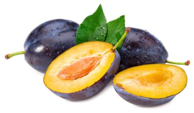 Yeşil yapraklı taze erik meyvesi ve beyaz arka planda izole edilmiş erik dilimleri. Kesme yolu