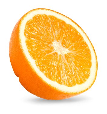 Turuncunun yarısı beyaz arka planda izole edilmiş. Sağlıklı yemek. kırpma yolu