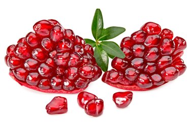 Tohumları ve yeşil yaprakları olan bir nar parçası beyaz arka planda izole edilmiş. kırpma yolu