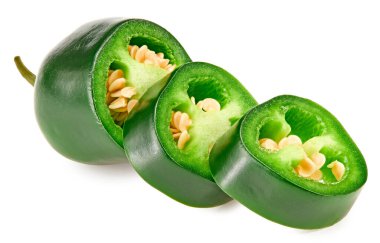 Dilimlenmiş jalapeno biberleri beyaz arka planda izole edilmiş. Yeşil biber. Capsicum annuum. kırpma yolu