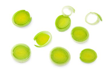 Dilimlenmiş pırasa beyaz arka planda izole edilmiş. Kırpma yolu ile. en üstteki görünüm