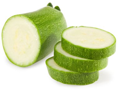 Taze yeşil kabak ya da beyaz arka planda izole edilmiş kemik iliği dilimleri. Tam alan derinliği. kırpma yolu