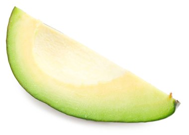 Beyaz arka planda izole edilmiş taze kesilmiş avokado. Tam alan derinliği. kırpma yolu