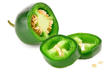 Dilimlenmiş jalapeno biberleri beyaz arka planda izole edilmiş. Yeşil biber. Capsicum annuum. kırpma yolu