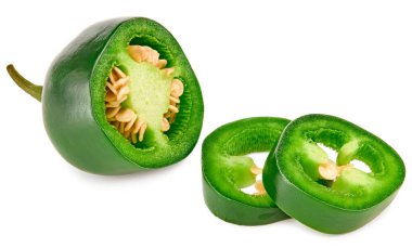 Dilimlenmiş jalapeno biberleri beyaz arka planda izole edilmiş. Yeşil biber. Capsicum annuum. kırpma yolu