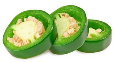 Dilimlenmiş jalapeno biberleri beyaz arka planda izole edilmiş. Yeşil biber. Capsicum annuum. kırpma yolu