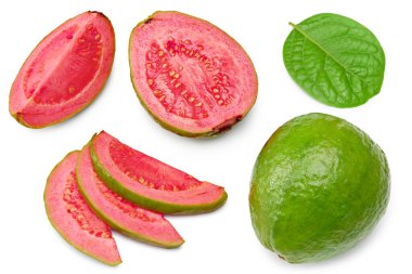 Beyaz arka planda dilimlenmiş guava. Kesme yolu. en üstteki görünüm