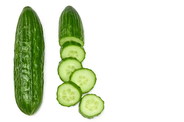 Komkommer Met Plakjes Geïsoleerd Witte Achtergrond Clippad Bovenaanzicht — Stockfoto