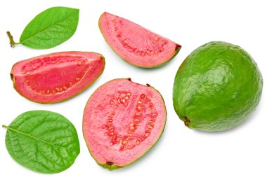 Beyaz arka planda dilimlenmiş guava. Kesme yolu. en üstteki görünüm
