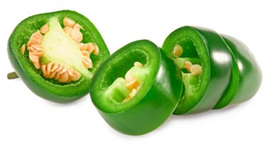 Dilimlenmiş jalapeno biberleri beyaz arka planda izole edilmiş. Yeşil biber. Capsicum annuum. kırpma yolu